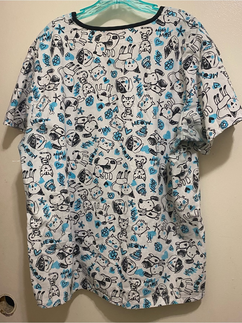 Cassandra O Womens L Large 44” Scrub Top Cats & Dogs White Blue Black Print Vet - Picture 6 of 6